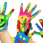 Bunte Kinderhände